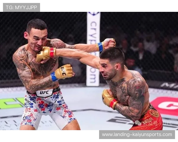 UFC格斗双方互殴到裁判喊停——激烈对抗中的无情制裁